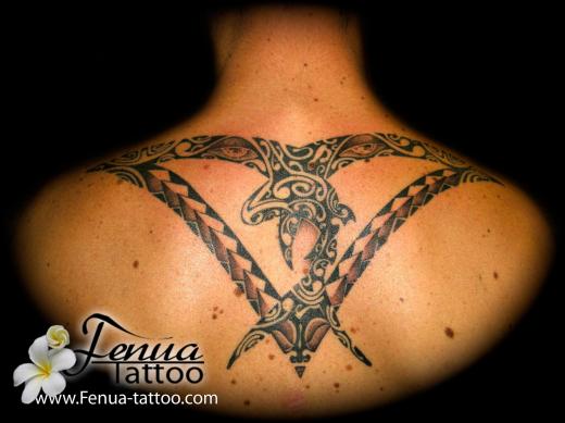 1a°) tattoo polynesien de requin dans le dos